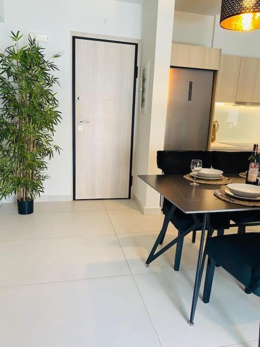 Modern 2Bd Apartment With Shared Rooftop Pool D3